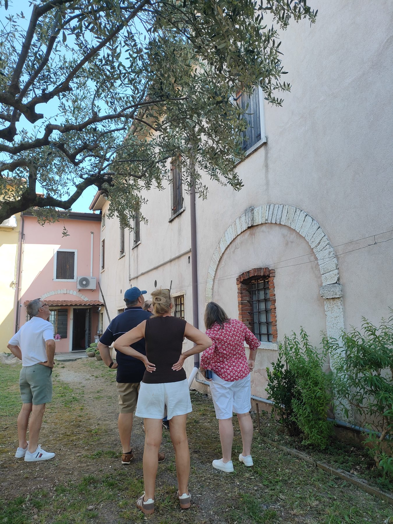 Esplorando un borgo della Valpolicella durante un Incontro